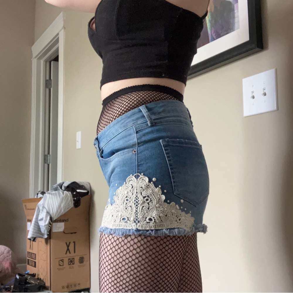 CUTE LACE PEARL JEAN SHORTS - Picture 13 of 14